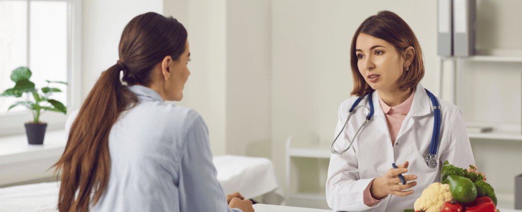 nutricionista dando consejos a una paciente
