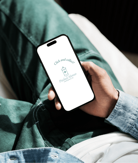 chico sujetando movil