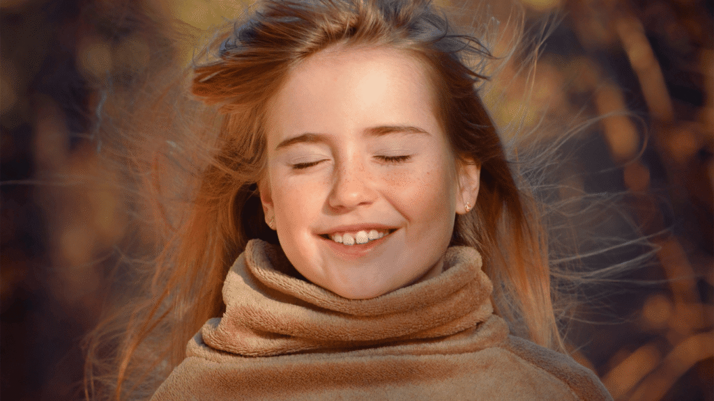 Chica a la que le da el viento en la cara y le mueve el pelo